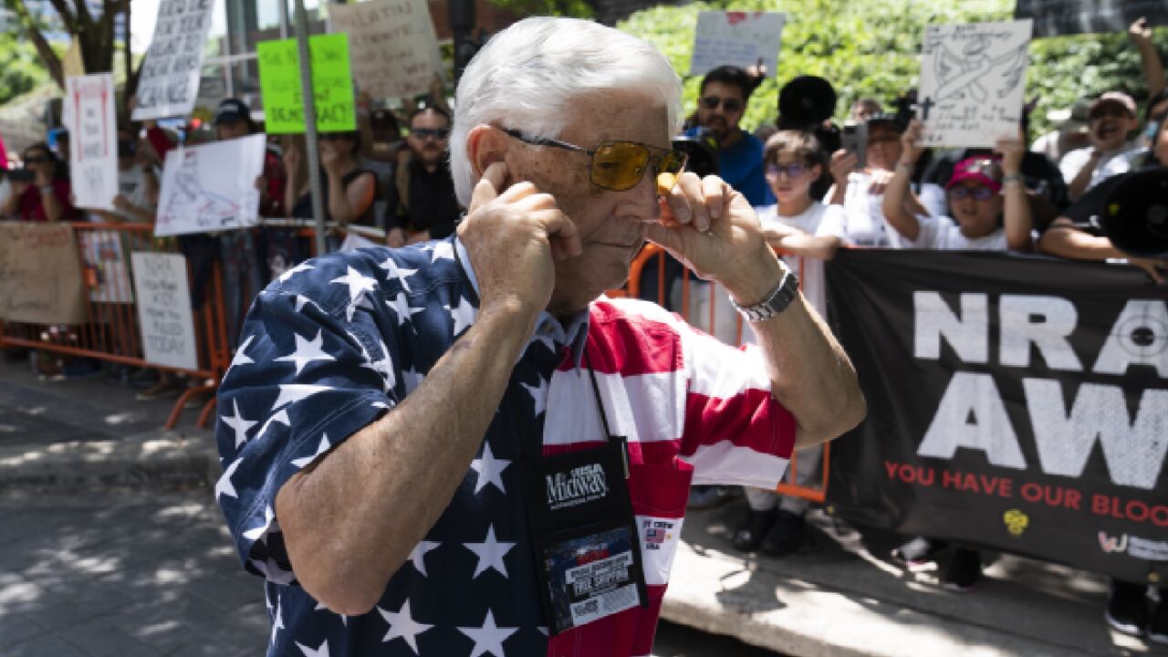 Días después de brutal matanza en Texas, la NRA realiza su cumbre en el mismo estado.
