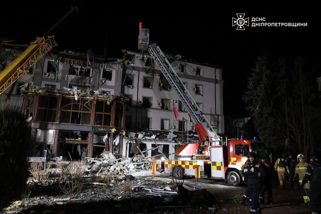 Equipos de emergencia trabajan en el lugar donde un misil ruso impactó en un hotel y causó la muerte de tres personas en Kryvyi Rih, Ucrania, el 6 de marzo de 2025.