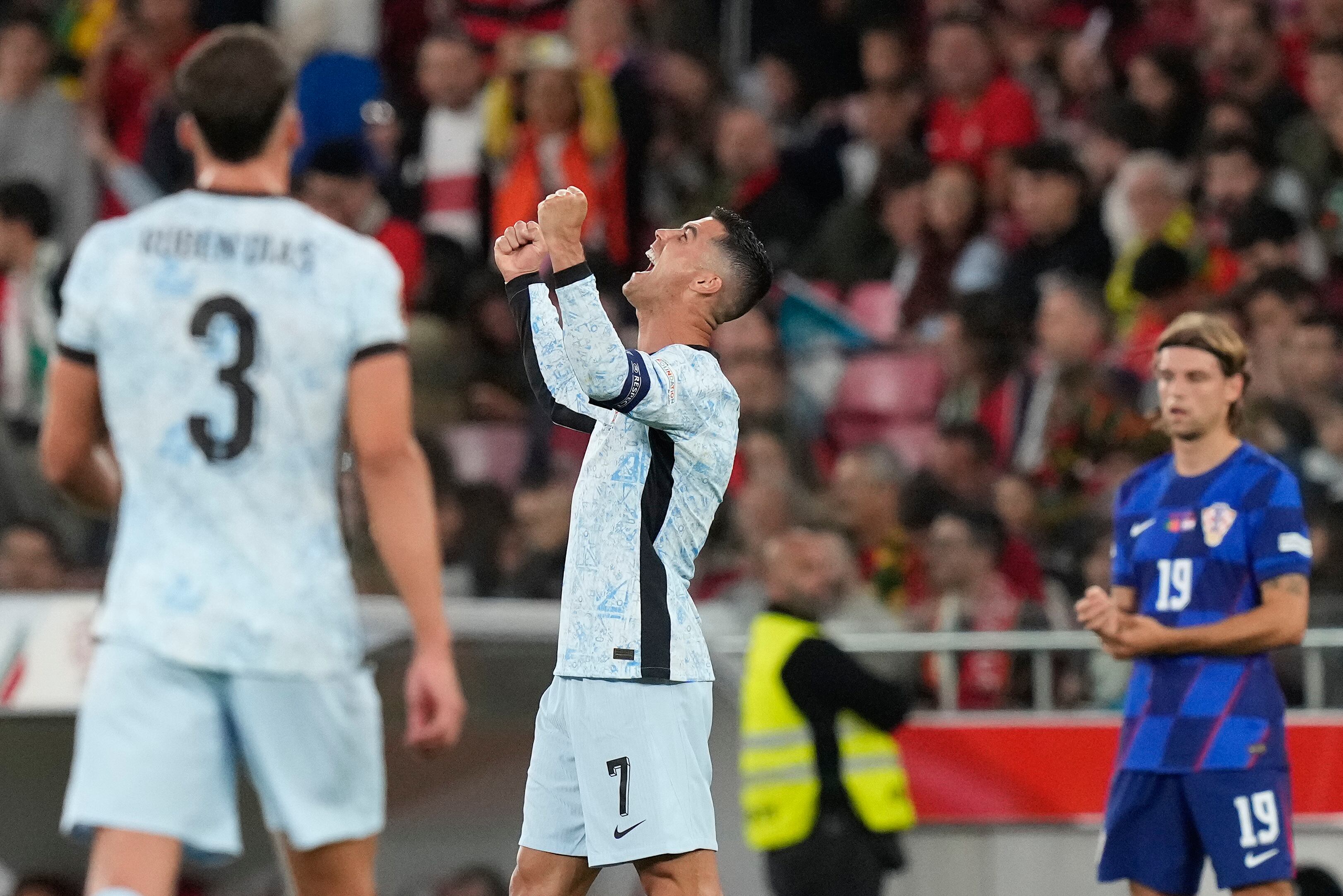 El portugués Cristiano Ronaldo celebra tras anotar el segundo gol de su equipo durante el partido de fútbol de la Liga de Naciones de la UEFA entre Portugal y Croacia en el estadio de la Luz en Lisboa, el jueves 5 de septiembre de 2024. (Foto AP/Armando Franca)