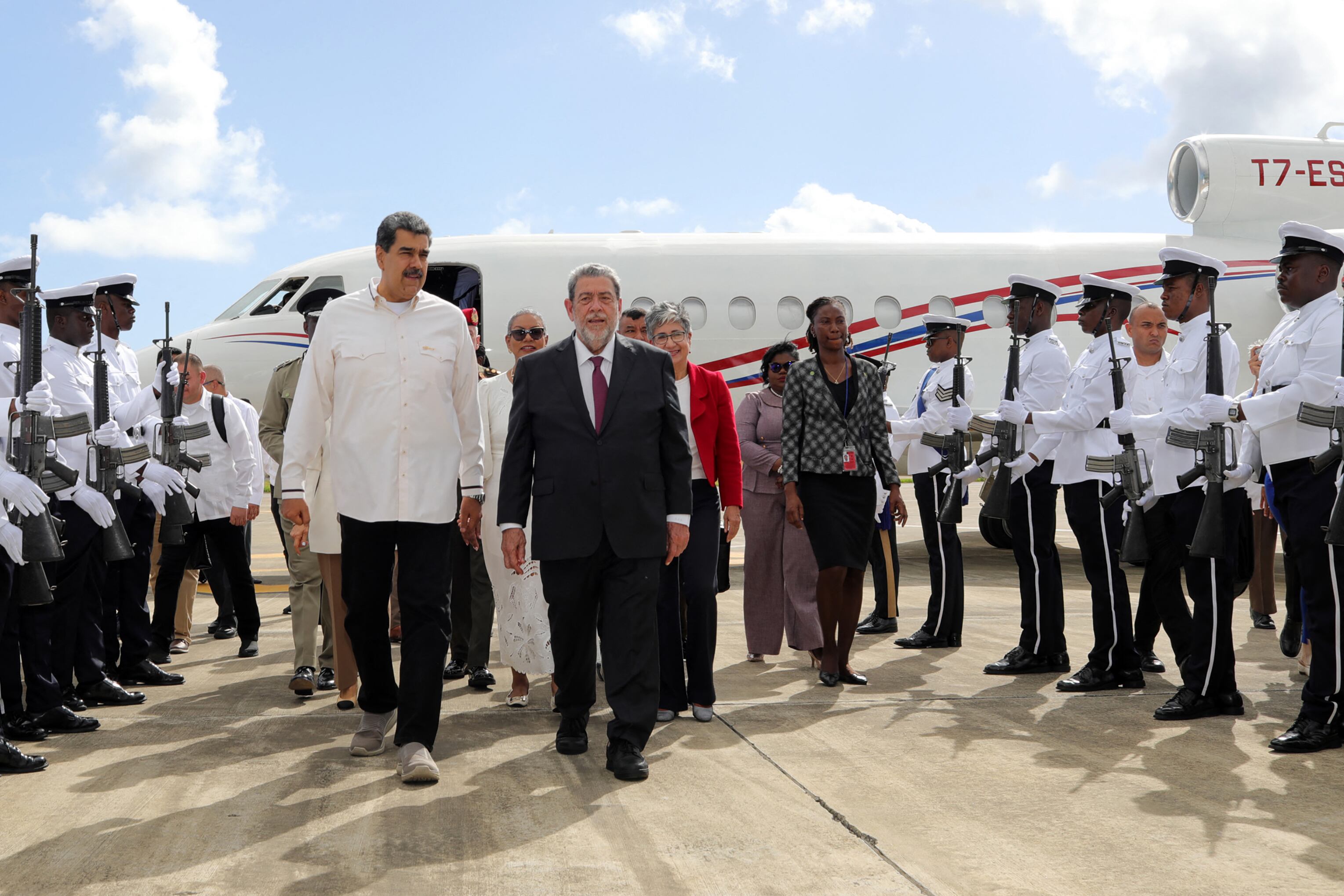 Esta fotografía publicada por la Presidencia venezolana el 14 de diciembre de 2023 muestra al presidente de Venezuela, Nicolás Maduro (izq.), caminando con el primer ministro de San Vicente y las Granadinas, Ralph Everard Gonsalves, al aterrizar en el Aeropuerto Internacional de Argyle en Argyle, cerca de Kingstown, en San Vicente. y las Granadinas. El 2 de septiembre de 2024, Estados Unidos confiscó el avión del presidente venezolano Nicolás Maduro en República Dominicana y lo llevó a Florida, alegando que actuó por violación de las sanciones estadounidenses. Los funcionarios estadounidenses tomaron medidas para tomar el avión, un jet privado Dassault Falcon 900EX utilizado por Maduro y miembros de su gobierno, y el Departamento de Justicia dijo que el avión fue "comprado ilegalmente". (Foto de MARCELO GARCIA / Presidencia de Venezuela / AFP) / RESTRINGIDO A USO EDITORIAL - CRÉDITO OBLIGATORIO "FOTO AFP / PRESIDENCIA DE VENEZOLA / MARCELO GARCIA" - NO HAY MARKETING NO HAY CAMPAÑAS PUBLICITARIAS - DISTRIBUIDO COMO SERVICIO A LOS CLIENTES