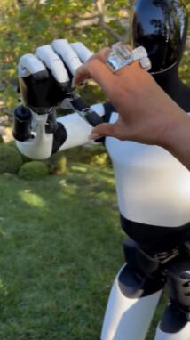 En un tierno gesto, Kim Kardashian y su robot Optimus crearon un corazón juntos, lo que dejó a sus fans impresionados por la conexión entre ambos.