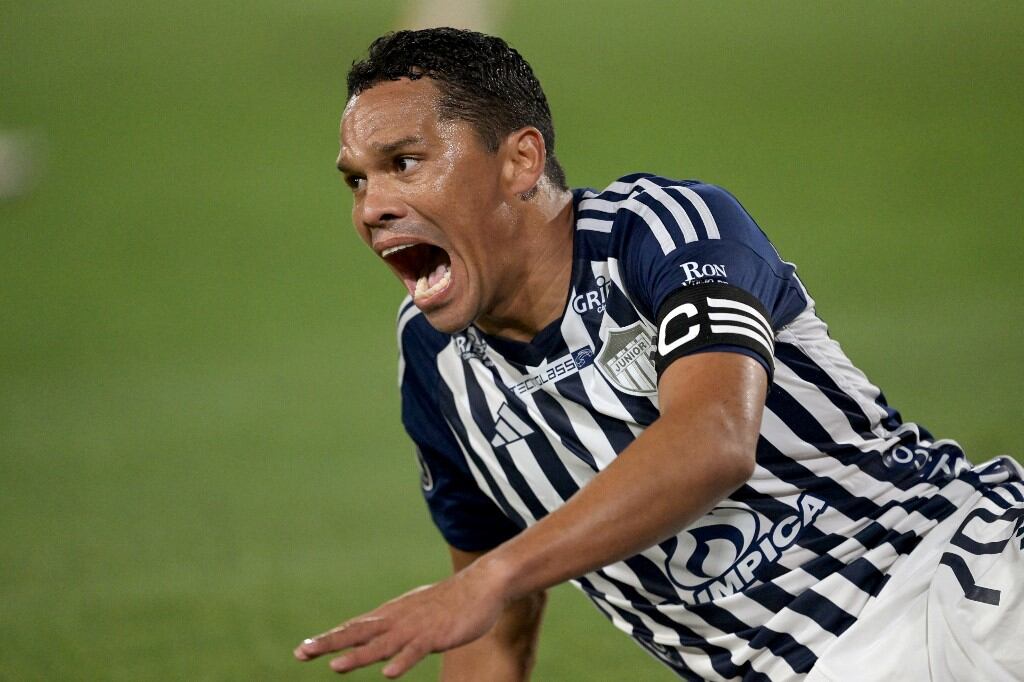 El delantero de Junior, Carlos Bacca, hace gestos durante el partido de ida de octavos de final de la Copa Libertadores entre Colo Colo de Chile y Junior de Colombia en el estadio Monumental de Santiago, el 13 de agosto de 2024. (Foto de Rodrigo ARANGUA / AFP)