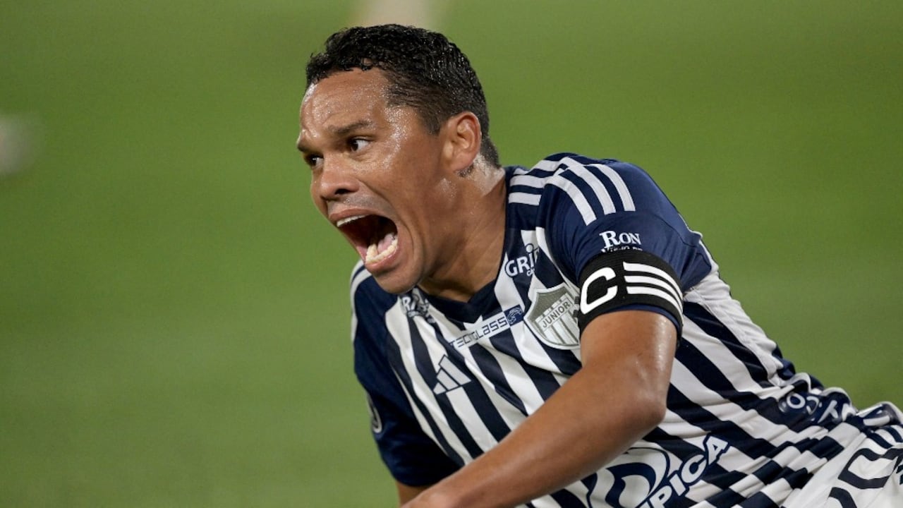 El delantero de Junior, Carlos Bacca, hace gestos durante el partido de ida de octavos de final de la Copa Libertadores entre Colo Colo de Chile y Junior de Colombia en el estadio Monumental de Santiago, el 13 de agosto de 2024. (Foto de Rodrigo ARANGUA / AFP)