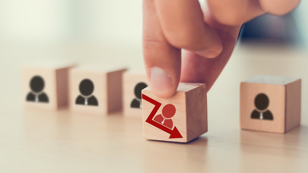 Empleados de Amazon enfrentan incertidumbre tras el anuncio de 14.000 despidos corporativos.