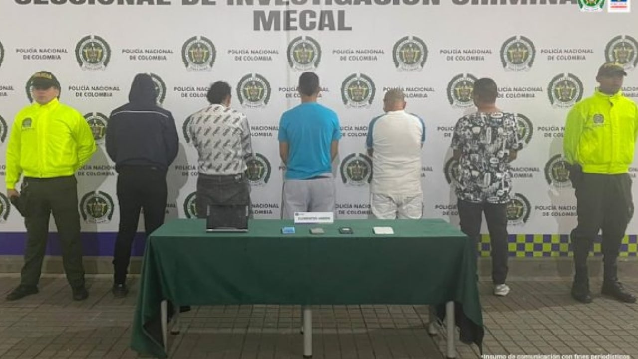Los cinco sujetos fueron capturados por agentes de la Sijin de la Policía Metropolitana en dos diligencias de registro y allanamiento a sus viviendas. Durante los operativos fueron incautados tres teléfonos celulares, dos tablets, un vehículo taxi y una motocicleta.