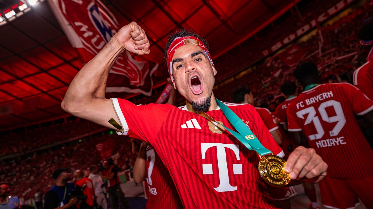 Luis Díaz celebrando el título de la DFB Pokal con el Bayern Múnich de Alemania.