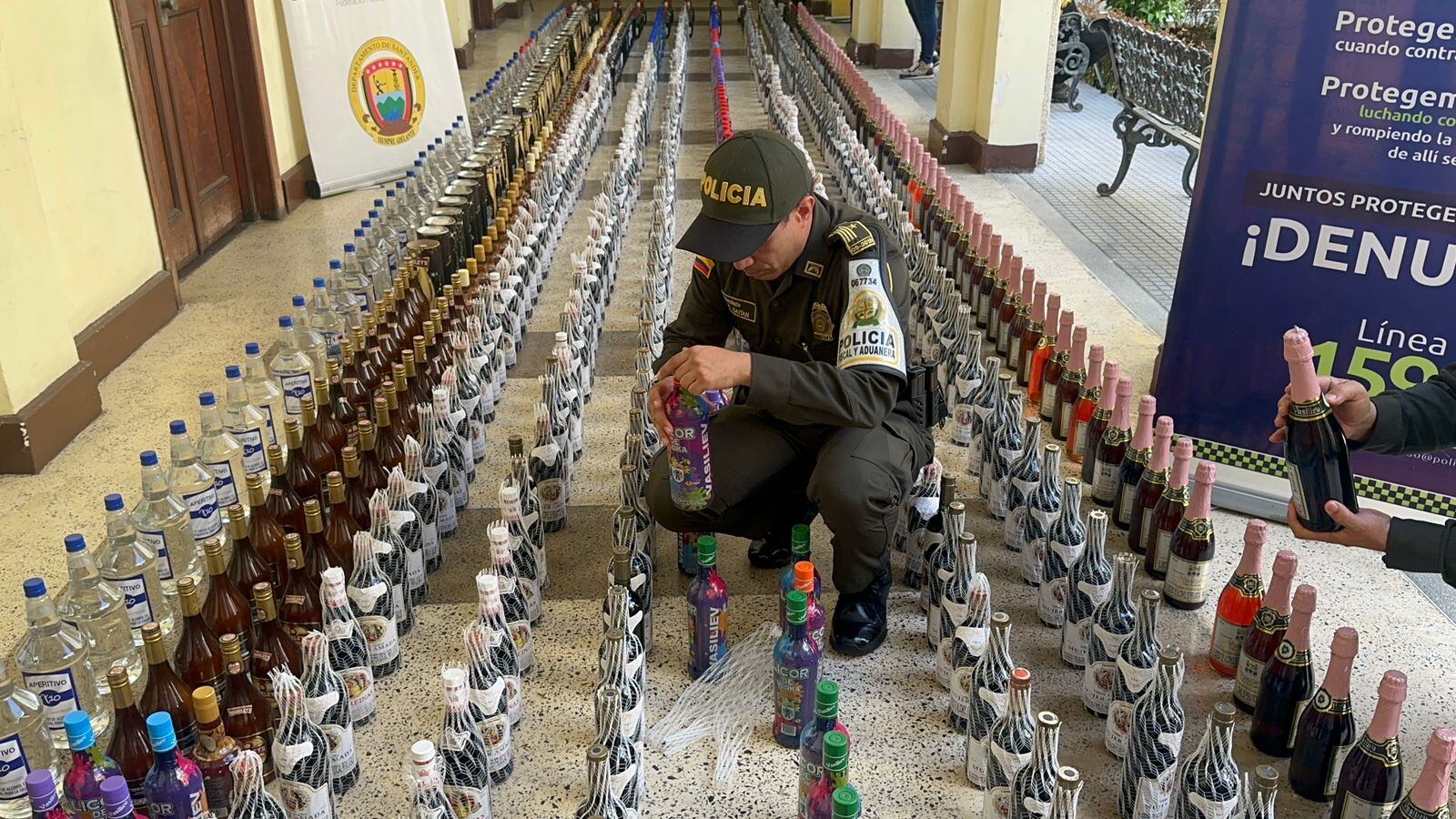 La policía revisa el licor incautado| Foto: Policía Nacional