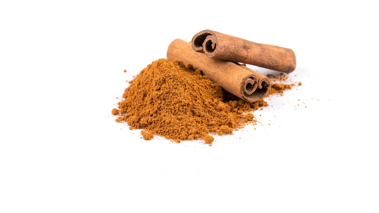 La canela, con su aroma embriagador y su conexión con la prosperidad, se convierte en una herramienta simbólica para manifestar sueños y metas.