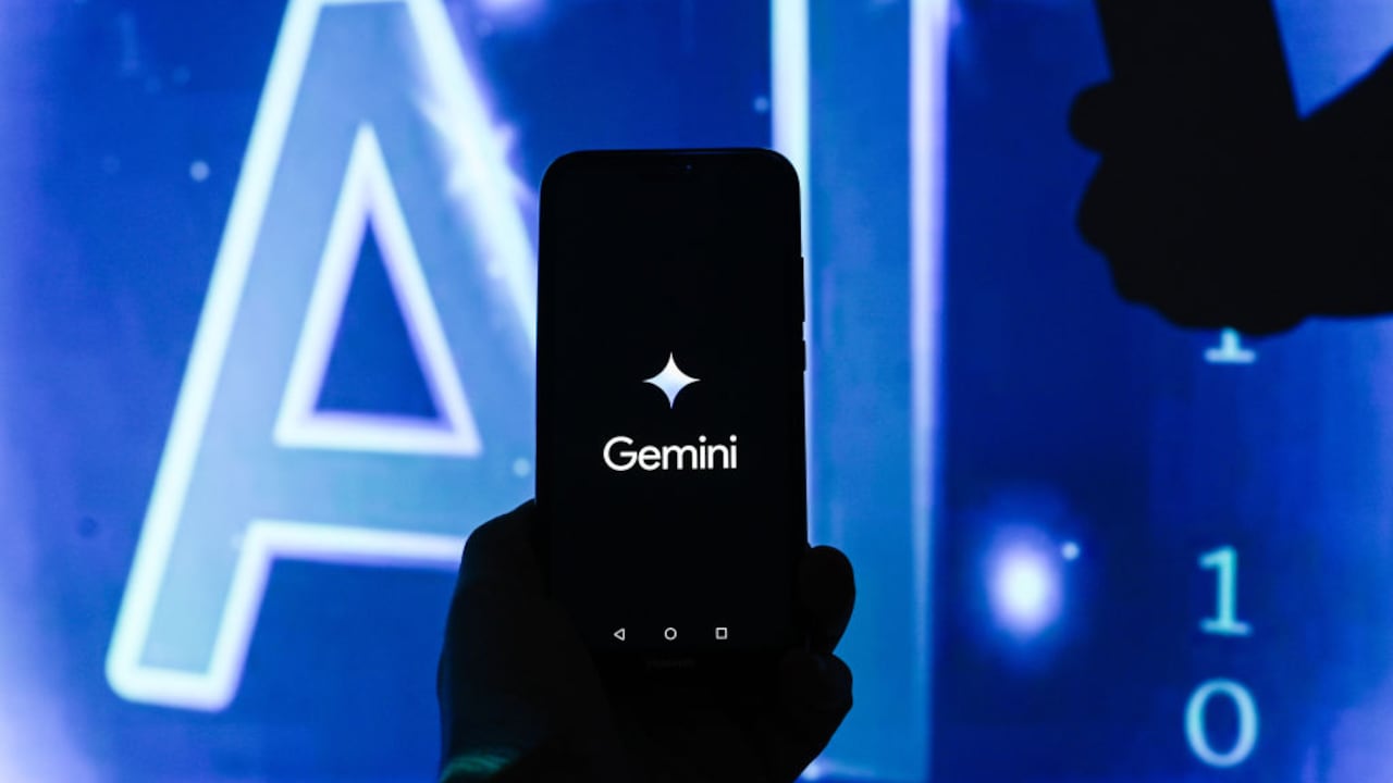 En un movimiento estratégico, Google ha presentado Gemini Live, una versión de su asistente de IA que ofrece interacciones en español, ampliando sus capacidades para usuarios hispanohablantes.