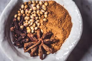 Clavo de olor en diferentes presentaciones.