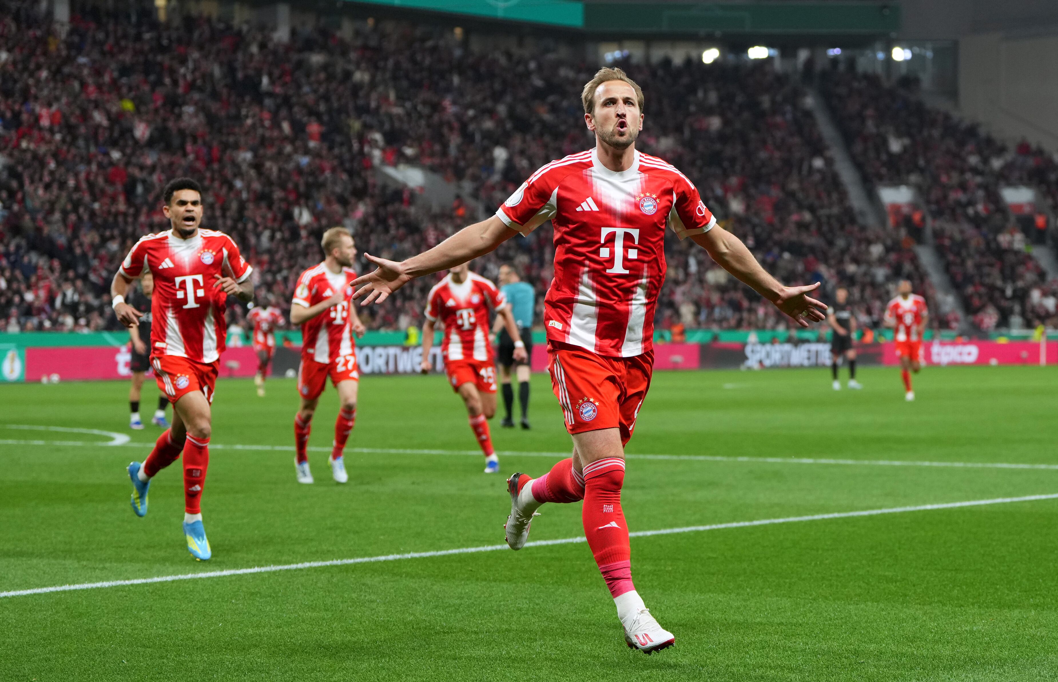 Harry Kane celebrando su anotación ante Bayer Leverkusen en la semifinal de la DFB Pokal.