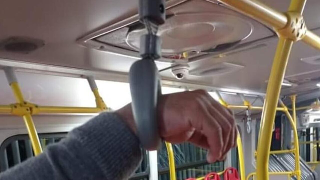 Hombre atrapado en TransMilenio