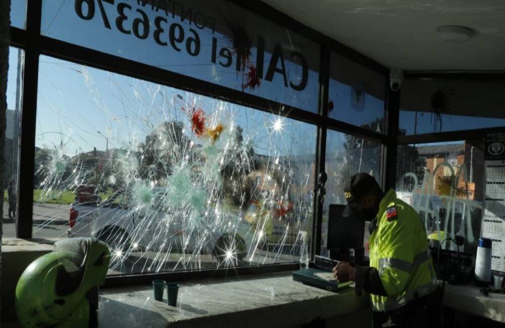 Este policía tuvo que asistir al CAI Fontanar, en Suba, para cumplir con su trabajo pese al estado del lugar. Guillermo Torres / SEMANA