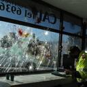 Este policía tuvo que asistir al CAI Fontanar, en Suba, para cumplir con su trabajo pese al estado del lugar. Guillermo Torres / SEMANA