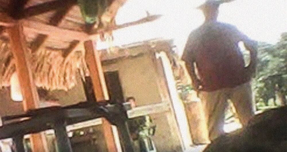 Romaña, en un quiosco, junto con un hombre de su seguridad. 