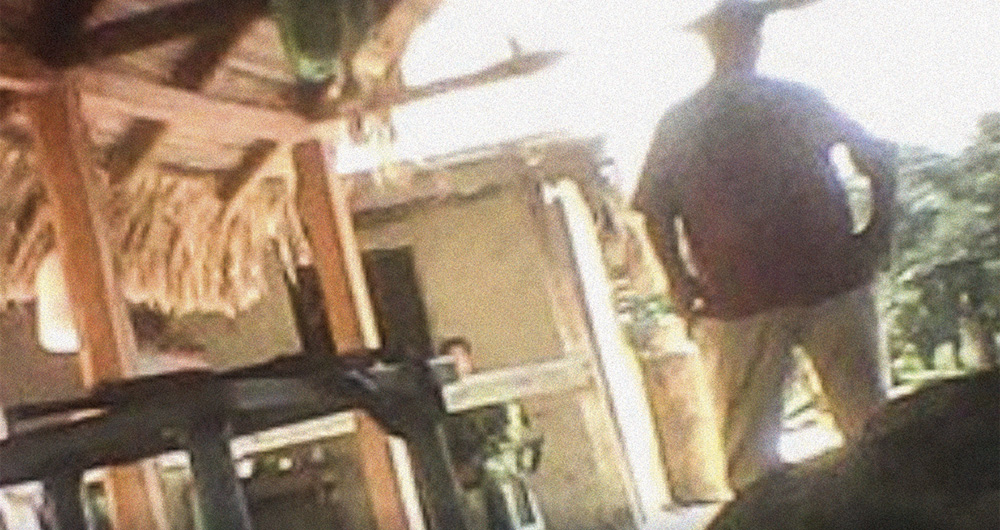 Romaña, en un quiosco, junto con un hombre de su seguridad. 