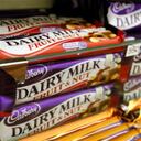 Kraft Foods, fabricante de las marcas Toblerone, Velveeta y Oreo, aún debe persuadir a la mayoría de los accionistas de Cadbury para que acepten la operación y sigue abierto el plazo hasta el lunes para que la empresa The Hershey presente una oferta rival.