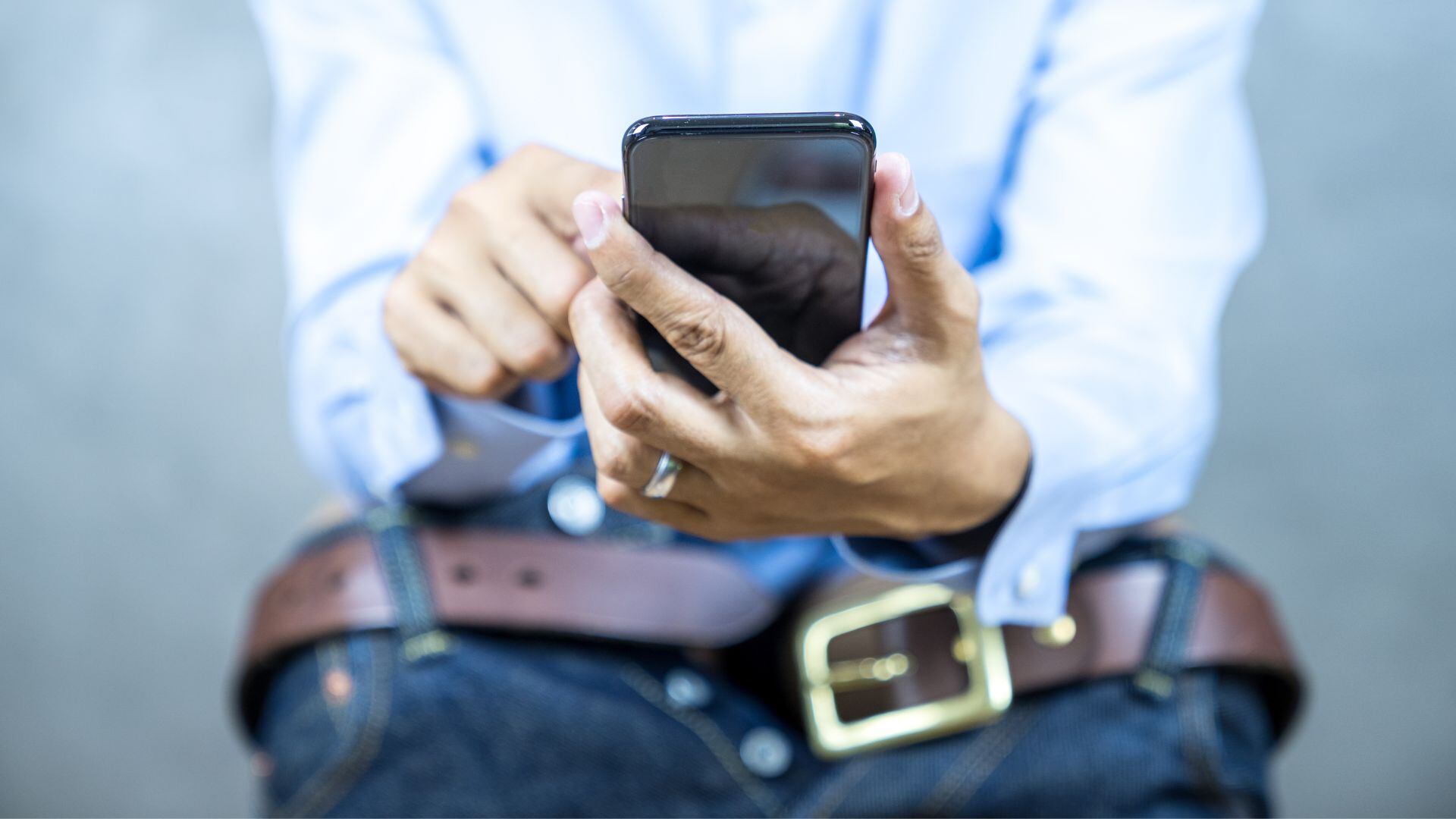 El celular puede sufrir salpicaduras de agua si se lleva al baño.