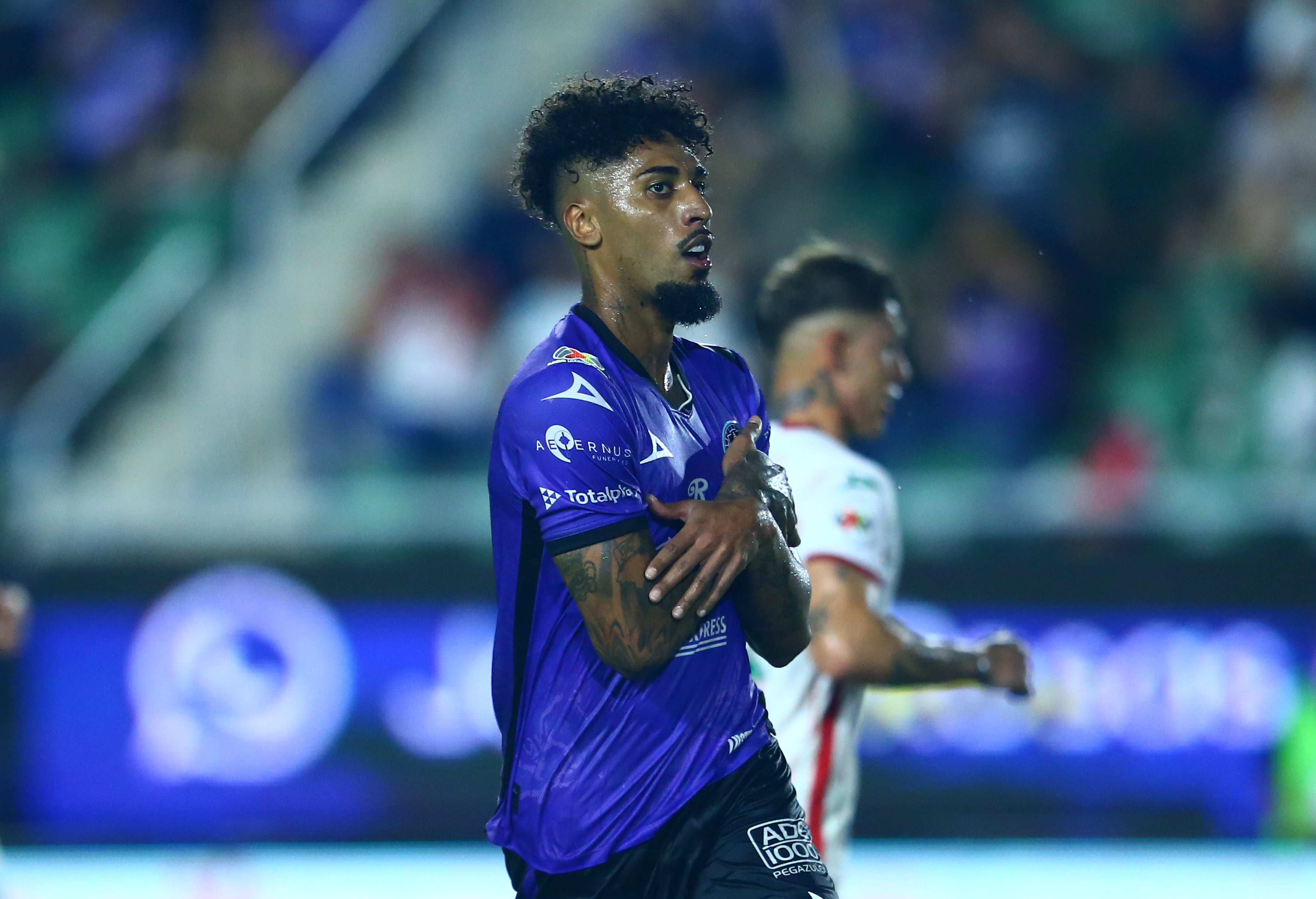 MAZATLAN, MEXICO - NOVEMBER 07: Fabio Gomes of Mazatlán celebrates after after scoring the team's first goal during the 17th round match between Mazatlan FC and Necaxa as part of the Torneo Apertura 2025 Liga MX at Estadio El Encanto on November 07, 2025 in Mazatlan, Mexico. (Photo by Sergio Mejia/Getty Images)