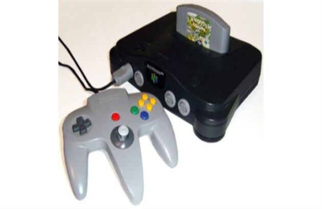 El Nintendo 64 apareció en 1996. Su gran diferenciador es que por primera vez en la historia de las consolas, el jugador podía controlar el punto de vista desde el cual se ve al personaje con el que está jugando. 