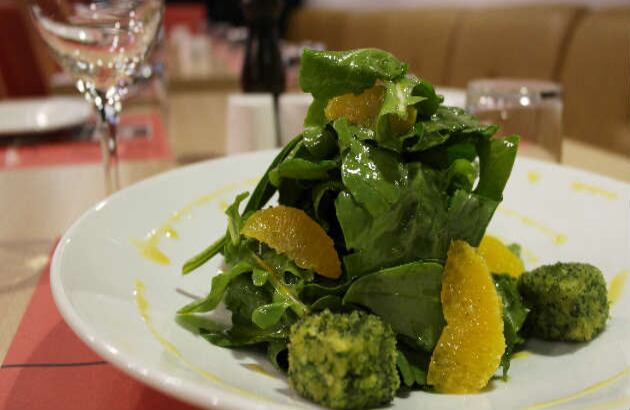 ESPINACA: Las espinacas elevan las capacidades cerebrales no solo porque al igual que las legumbres contienen grandes cantidades de ácido fólico, que incluso ayuda a revertir la pérdida de la memoria, sino porque también tienen hierro y vitamina C, que mejora la función cognitiva y protege las neuronas. 