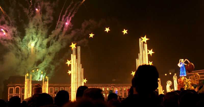 En Bogotá, cientos de personas salen a recorrer las calles el día de las velitas, siendo la Plaza de Bolívar unos de los puntos de mayor concurrencia. 