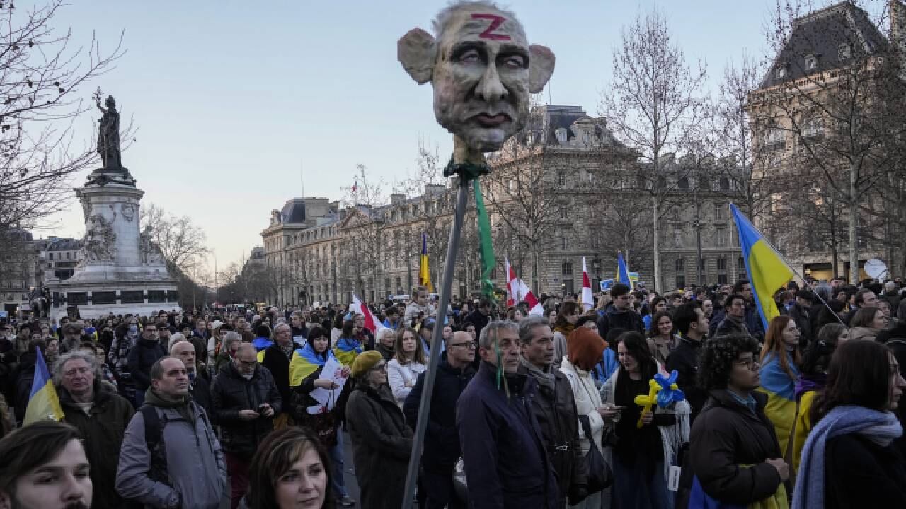 Un partidario ucraniano sostiene una cabeza de títere que representa al presidente ruso, Vladimir Putin, para conmemorar el primer aniversario de la invasión rusa a gran escala en Ucrania.