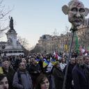Un partidario ucraniano sostiene una cabeza de títere que representa al presidente ruso, Vladimir Putin, para conmemorar el primer aniversario de la invasión rusa a gran escala en Ucrania.