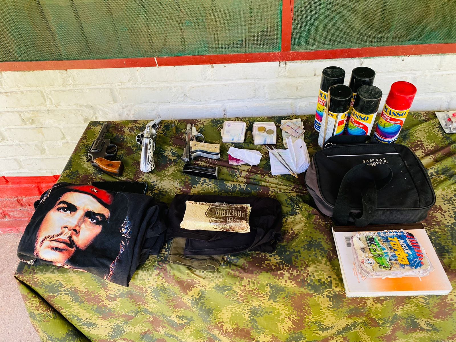 Se les incautó tres armas cortas, proveedores, cartuchos, aerosoles, más de ocho millones de pesos en efectivo que acababan de recibir producto de una extorsión, celulares, material de intendencia y documentos de valor para las labores de inteligencia.