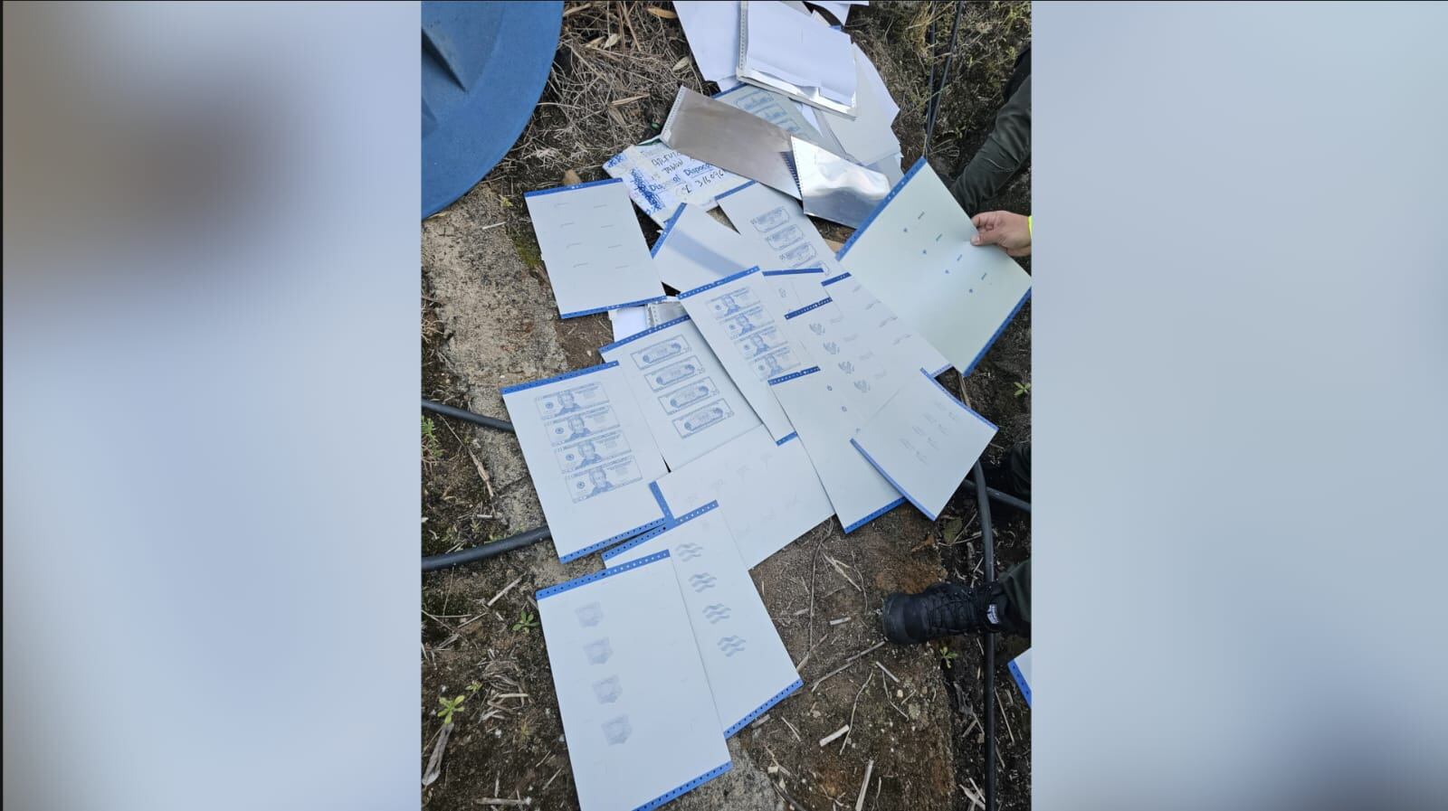 Material usado para falsificar dólares en Colombia.
