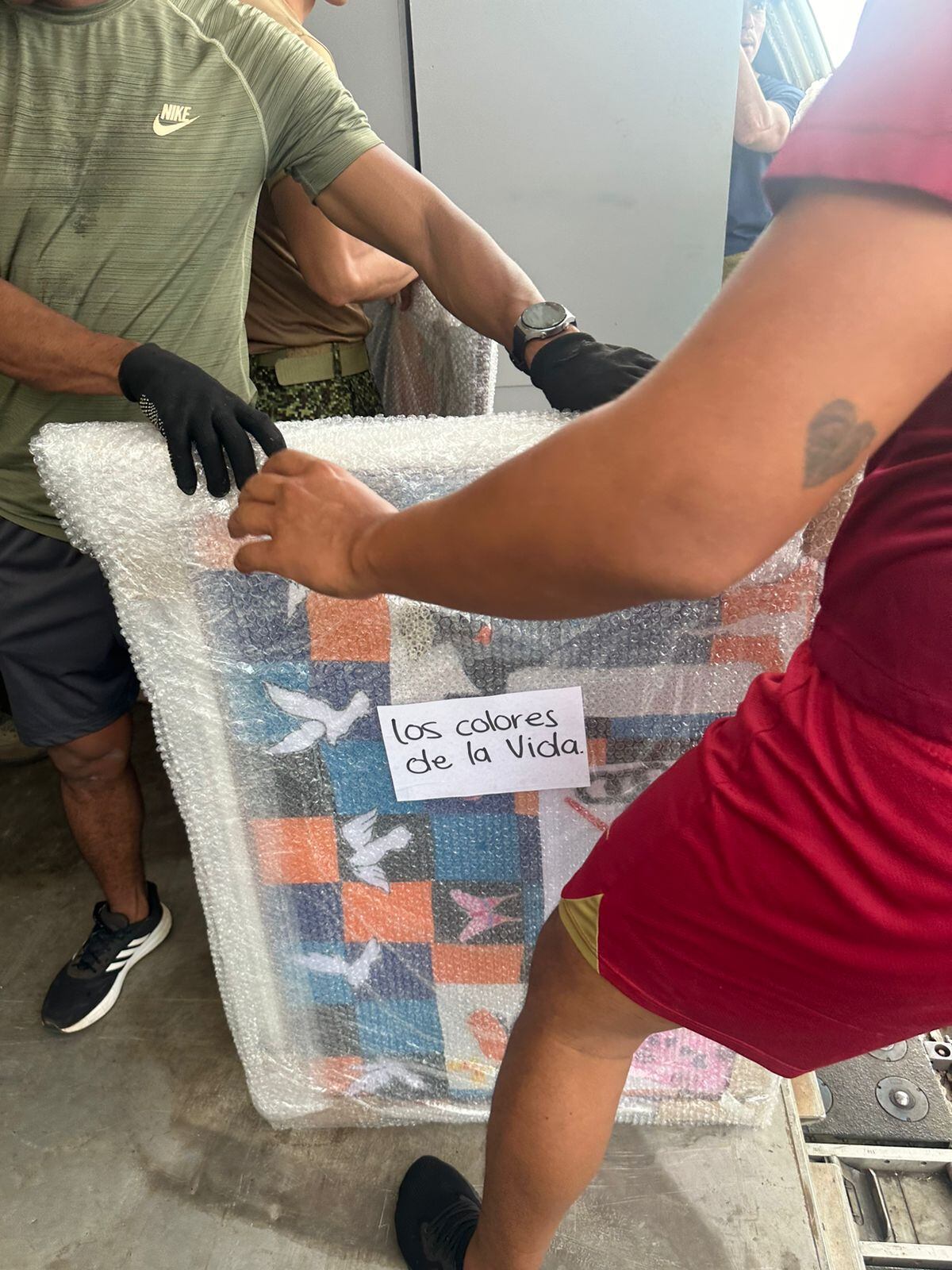 Obras de arte de los "escobitas" en Bogotá, volaron hasta Cartagena a una exposición que se convirtió en homenaje a las Fuerzas Militares