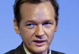 Julián Assange, el creador de WikiLeaks, apareció hace unos días en Estocolmo con el pelo teñido de negro. Según ha dicho su mamá, las canas que dejaba ver antes eran tan solo una prueba del estrés intenso en el que vive su hijo.