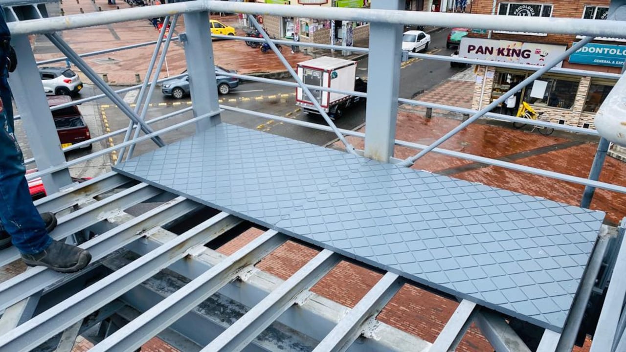 El IDU está cambiando el aluminio por polipropileno en puentes peatonales.