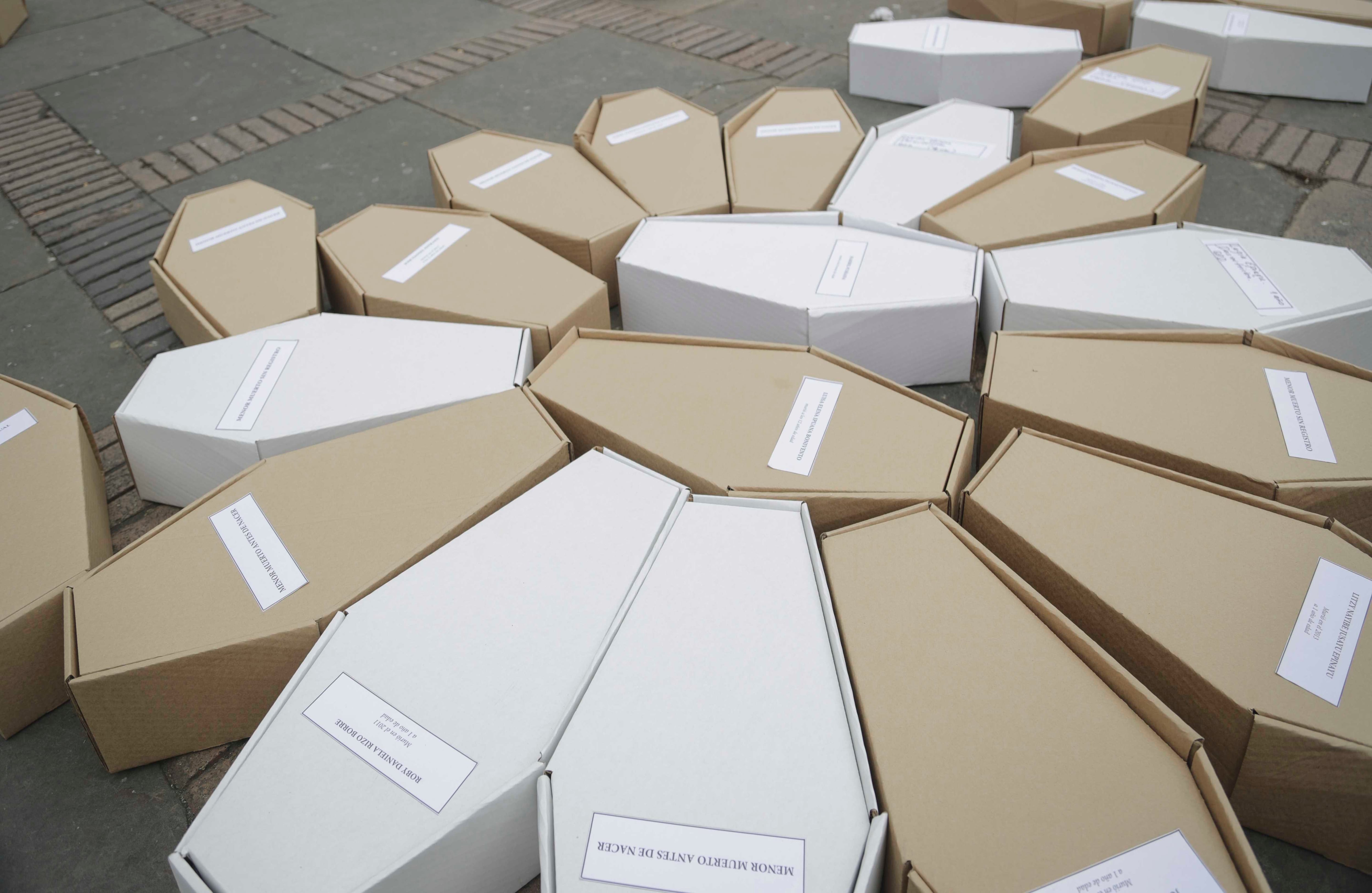 Ataúdes simbólicas. Las mujeres del planton entre mantas y llantos caminan alrededor de la plaza con los ataúdes que representan a cada niño.  Fotografía: Ana Vallejo / SEMANA