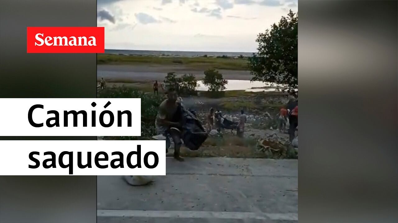 Un grupo de personas saquearon la mercancía que transportaba un camión en la vía Barranquilla-Santa Marta.