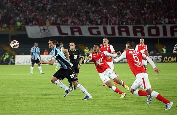 El delantero argentino Hernán Barcos (Gremio) fue uno de los pocos jugadores destacados del equipo brasileño. (León Dario Peláez / SEMANA)