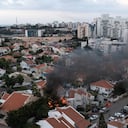 Una nube del humo señala el lugar donde un proyectil disparado desde la Franja de Gaza alcanzó una vivienda en Ashkelon, en el sur de Israel, el 7 de octubre de 2023. (AP Foto/Tsafrir Abayov)