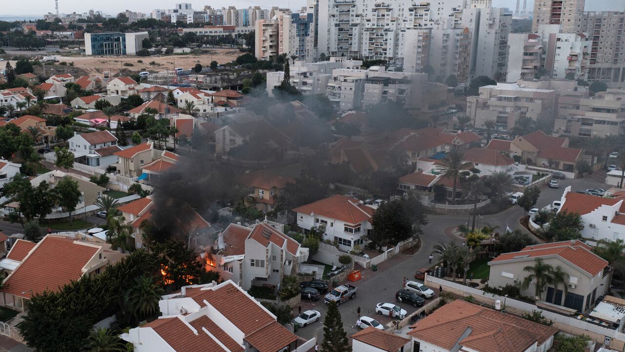 Una nube del humo señala el lugar donde un proyectil disparado desde la Franja de Gaza alcanzó una vivienda en Ashkelon, en el sur de Israel, el 7 de octubre de 2023. (AP Foto/Tsafrir Abayov)