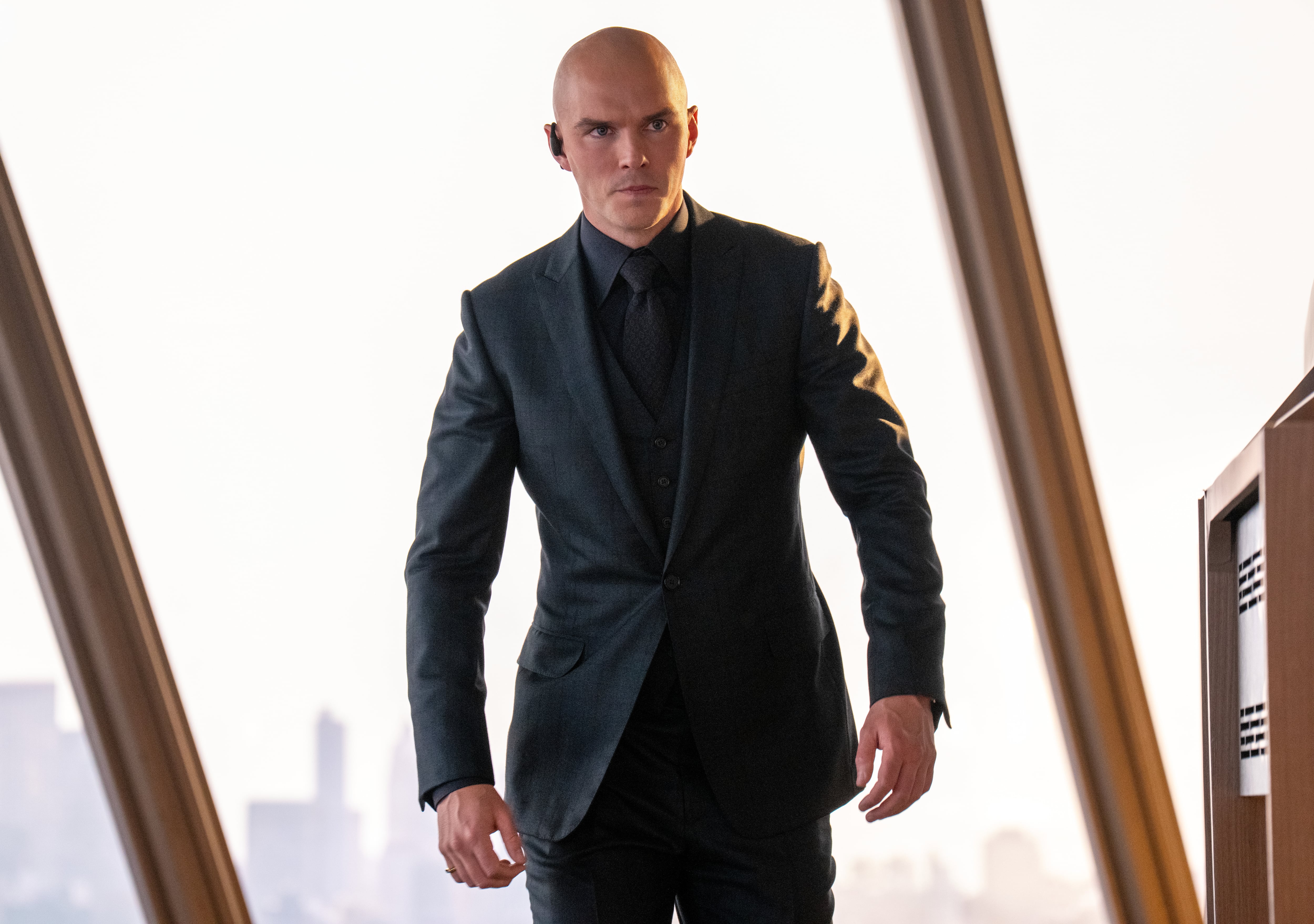 Un cerebro 'tech-bro' que se quiere ubicar a la altura de los genios de la historia, el Lex Luthor de Nicholas Hoult es aterrador desde sus maneras y proyectos.