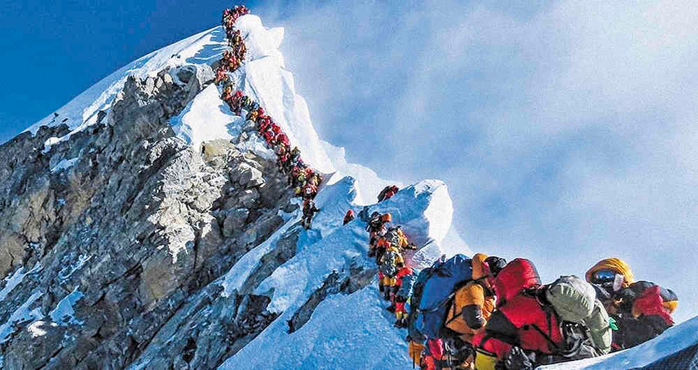 “En esta foto no se ven los cadáveres. Pero aún sin ellos salta a la vista la imbecilidad de todo el asunto”: Antonio Caballero