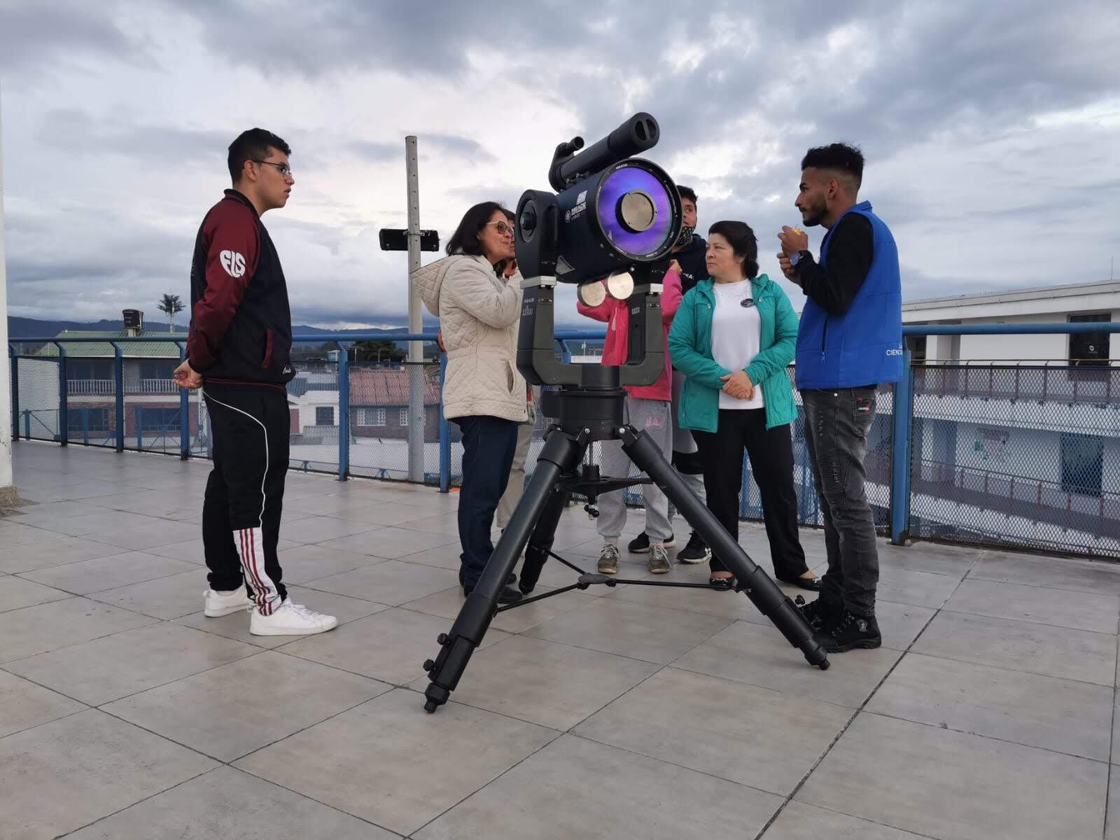 Desde el Planetario de Bogotá, Santiago Páez ha desarrollado diferentes actividades de divulgación científica.