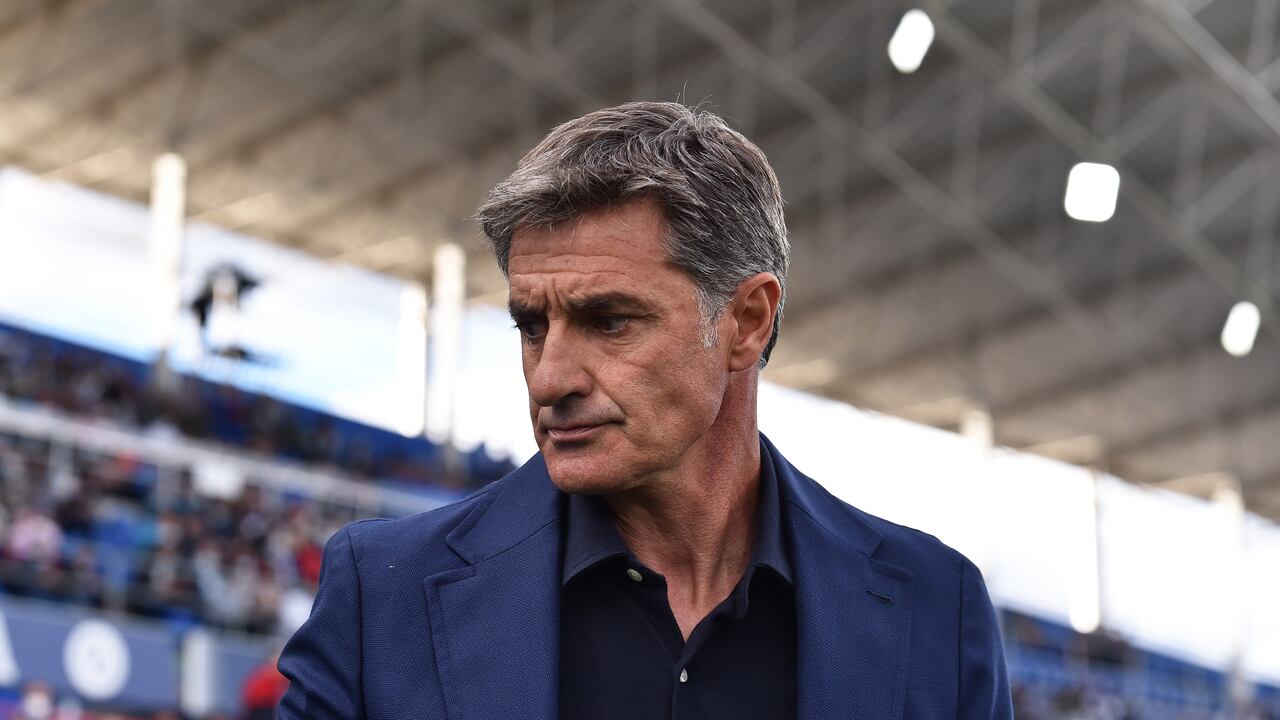 GETAFE, SPAIN - OCTOBER 03: Getafe Cf Head Coach Michel looks on before the La Liga Santander match between Getafe CF and Real Sociedad at Coliseum Alfonso Perez on October 03, 2021 in Getafe, Spain. (Photo by Denis Doyle/Getty Images)