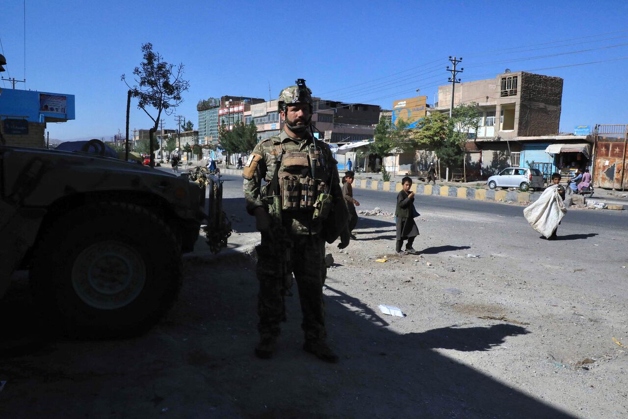 Un personal de las fuerzas de seguridad afganas monta guardia a lo largo de la carretera en Herat el 12 de agosto de 2021, mientras los talibanes tomaron el cuartel general de la policía en Herat, la tercera ciudad más grande de Afganistán, y también tomaron otra capital de distrito clave a solo 150 kilómetros (95 millas) de la capital, Kabul. (Foto por - / AFP)