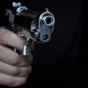 Disparando un arma en la noche