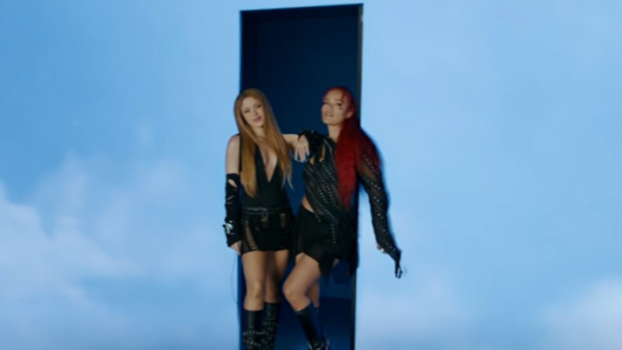 Shakira y Karol G en el videoclip de TQG.