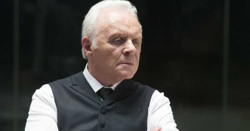 Anthony Hopkins le da vida al doctor Robert Ford.