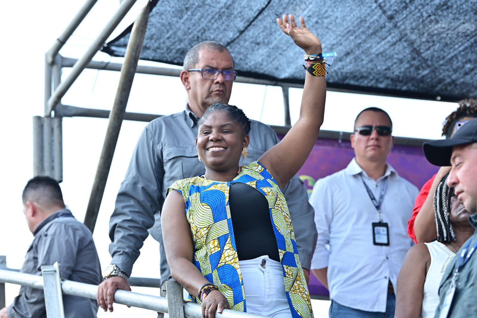 De primera en tarima y con la ovación incluso de los artistas a su paso, la vicepresidenta de Colombia, Francia Márquez, no se perdió de cada una de las 35 comparsas del Cali Viejo.