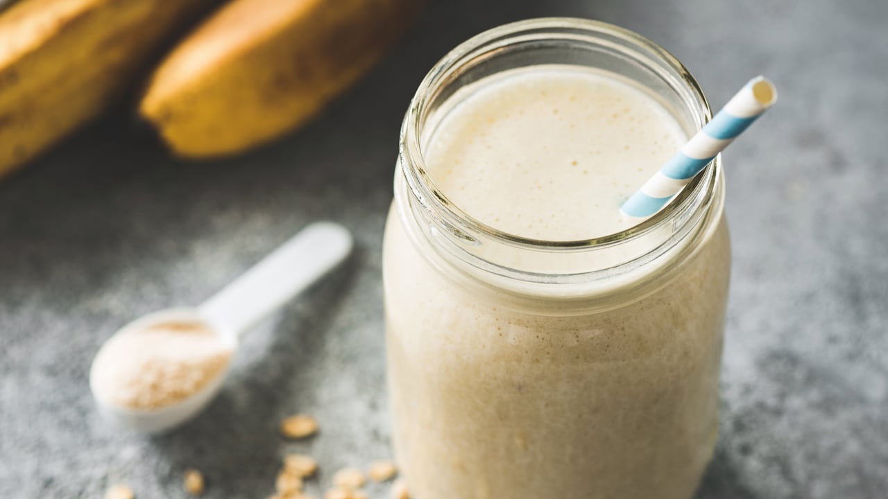 El licuado de avena con nueces ayuda a fortalecer la masa muscular.
