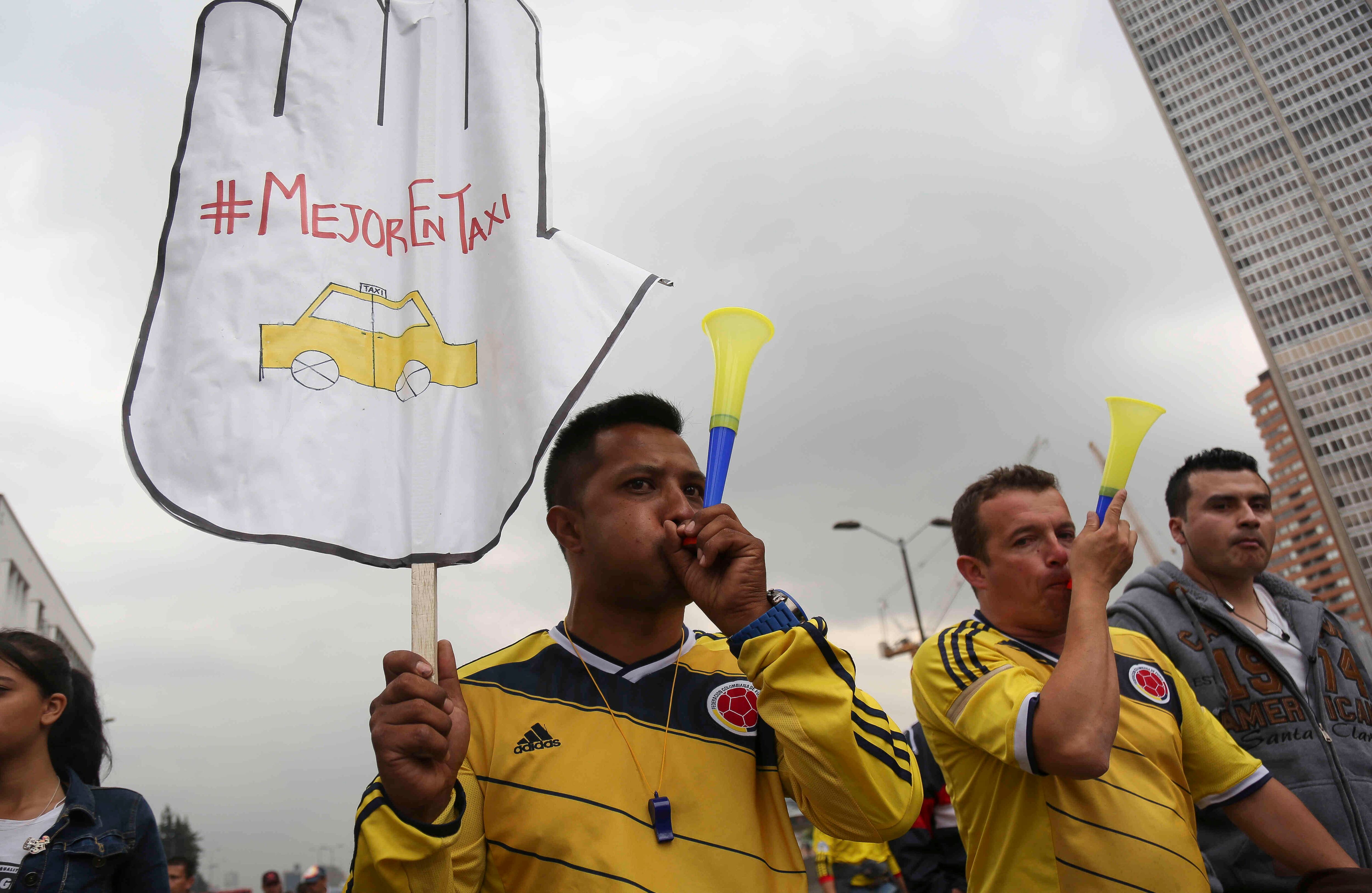 Varios taxistas salieron con la camiseta de la selección Colombia para protestar contra la plataforma. Esteban Vega La-Rotta / Semana