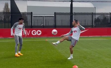 Luis Díaz entrenando '21' junto a Thiago Alcántara.